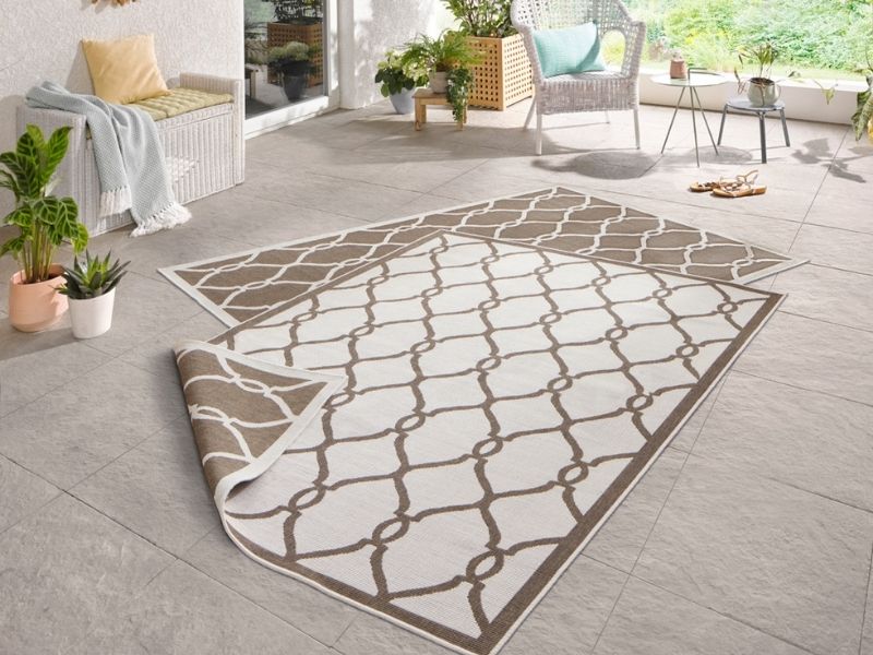 Светлый ковер из полипропилена